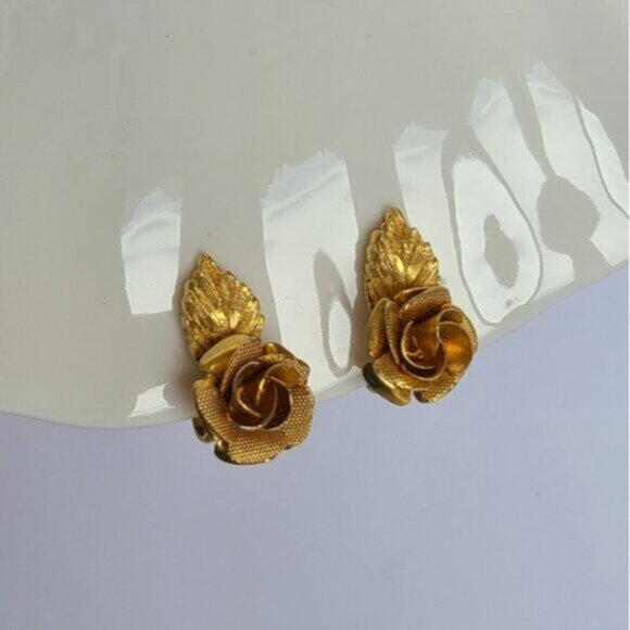 Vintage Retro Coro Clip On Gold Tone Metal Gilded Rose Flower Earrings - Picture 9 of 13